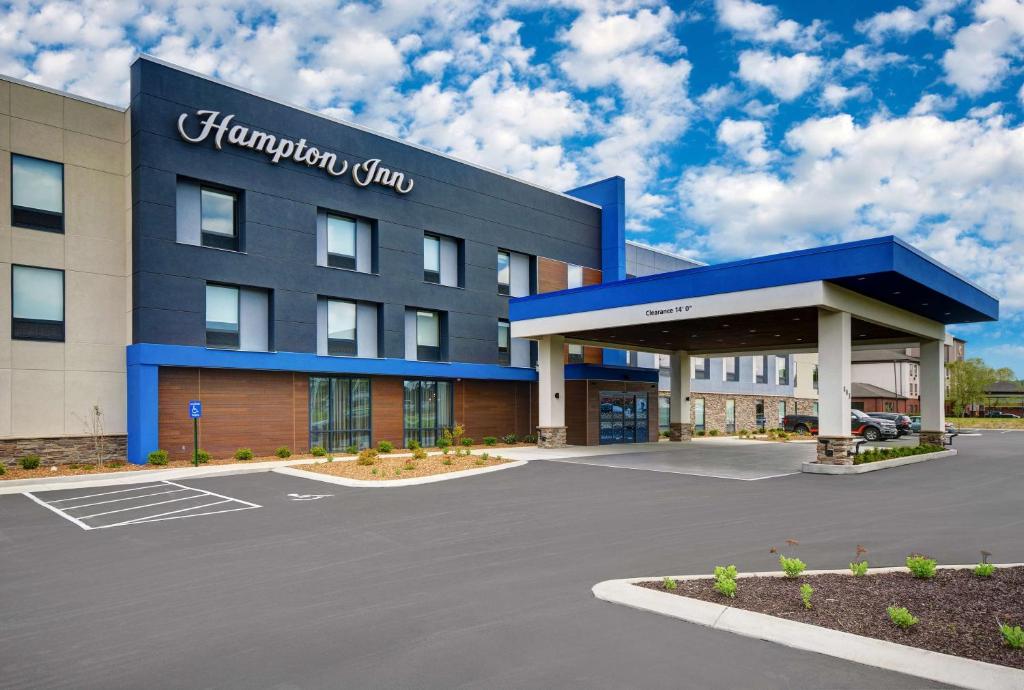 凯夫城Hampton Inn Cave City, KY的一栋前面有停车场的建筑物