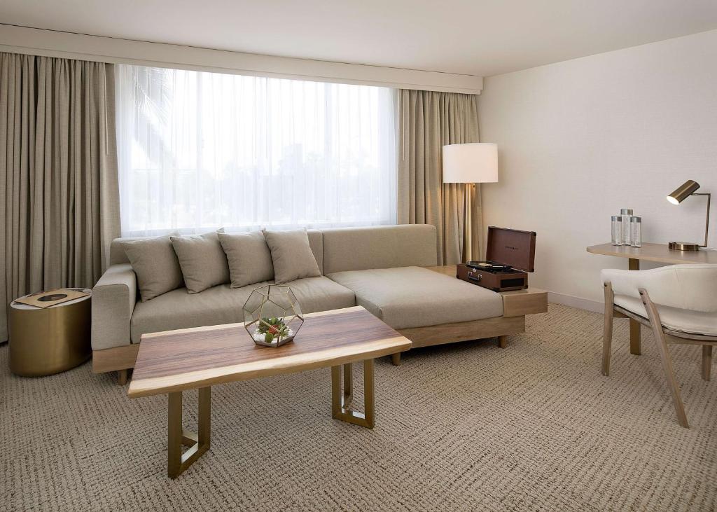 The Belamar Hotel Manhattan Beach, Tapestry by Hilton - Junior King Suite With Seating Area