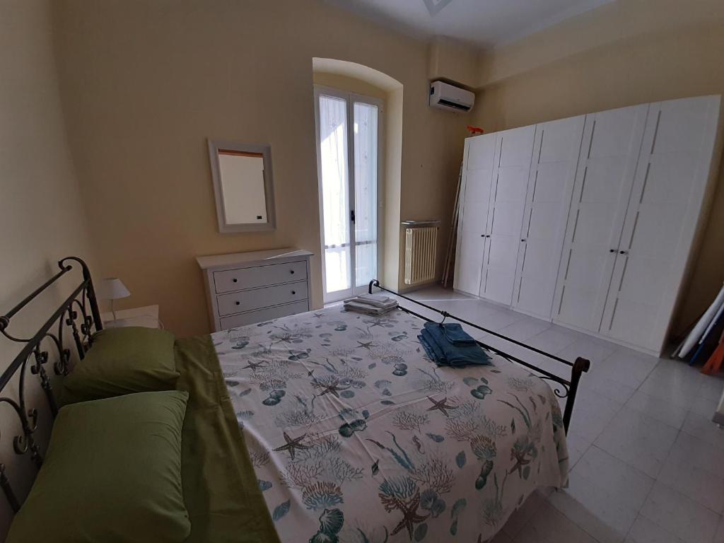ein Schlafzimmer mit einem Bett, einem Fenster und einer Kommode in der Unterkunft Civico 32 in Molfetta