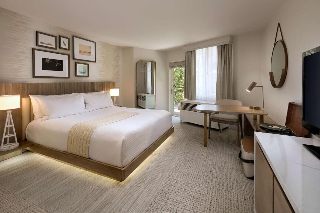 The Belamar Hotel Manhattan Beach, Tapestry by Hilton - King Room With Balcony And Garden View