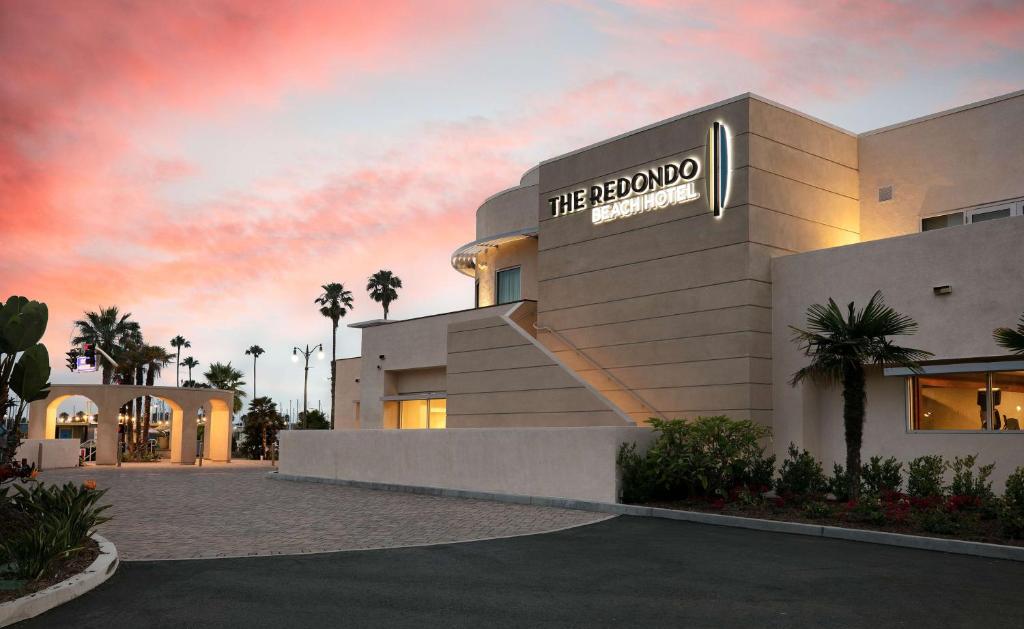 レドンドビーチにあるRedondo Beach Hotel, Tapestry Collection by Hiltonの側面に看板がある建物