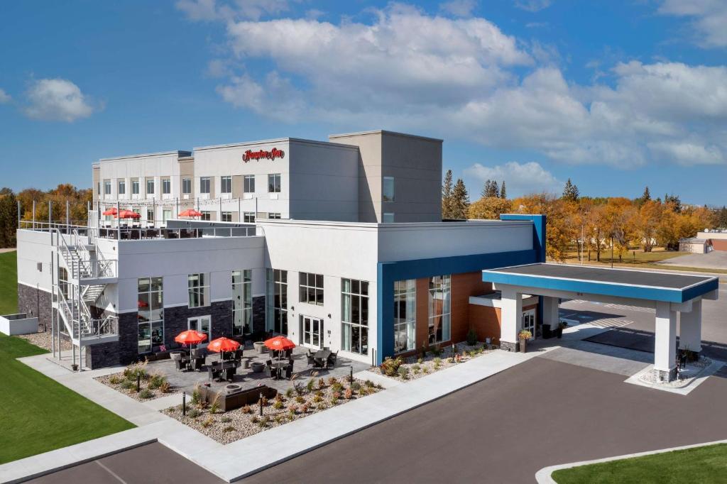 Un edificio con una cancha de ping pong en frente. en Hampton Inn Warroad, MN, en Warroad