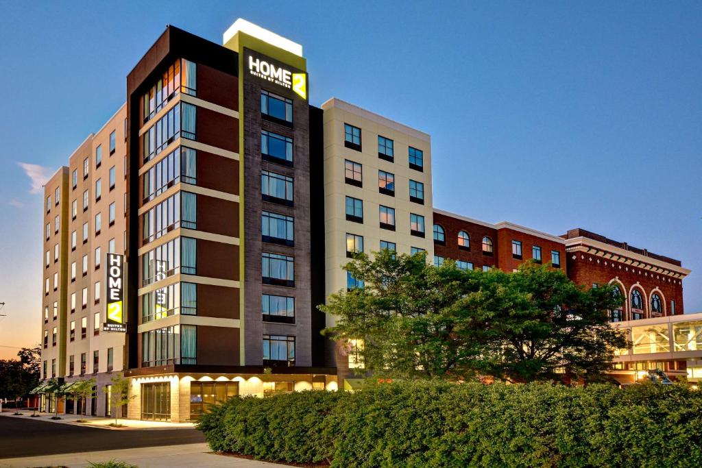 un edificio alto con un cartel de hotel en Home2 Suites By Hilton Kalamazoo Downtown, Mi, en Kalamazoo