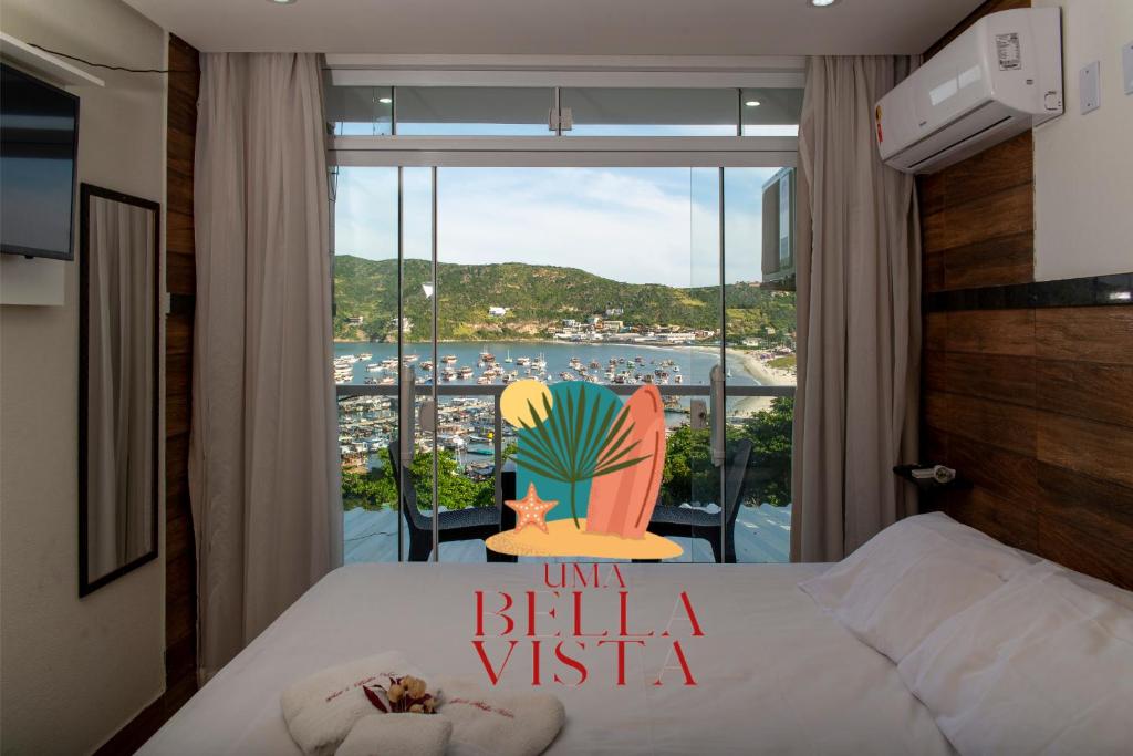Schlafzimmer mit einem Bett und Hafenblick in der Unterkunft Suit's Bella Vista Arraial do Cabo in Arraial do Cabo