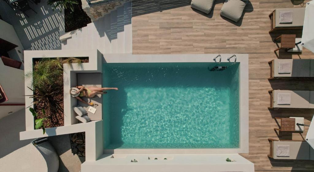 una piscina en una habitación con una persona nadando en ella en Villa Methexis en Arménoi