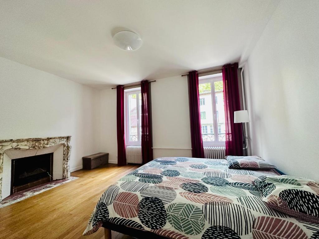 - une chambre avec un lit et une cheminée dans l'établissement Spacieux et Lumineux, à Saint-Claude