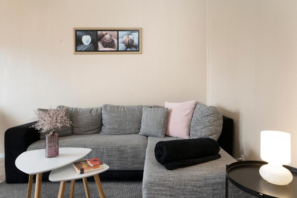 uma sala de estar com um sofá e uma mesa em Haus Sonneninsel Wohnung 5 em Grömitz