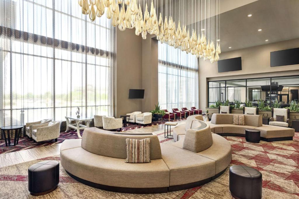 Posezení v ubytování Embassy Suites by Hilton Round Rock