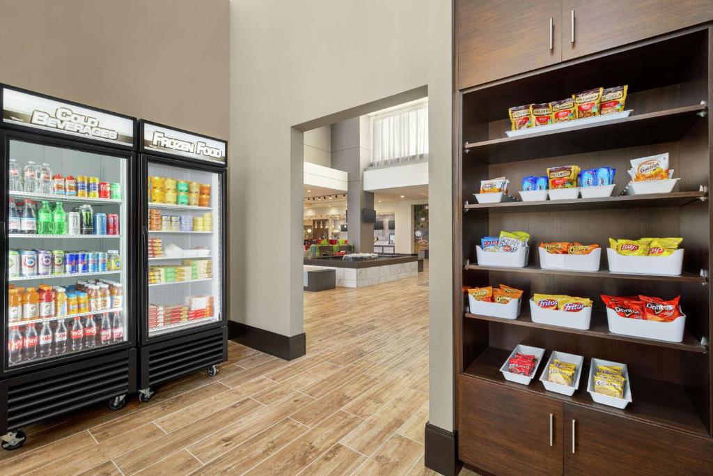 Supermarket nebo jiné obchody v  hotelu nebo okolí