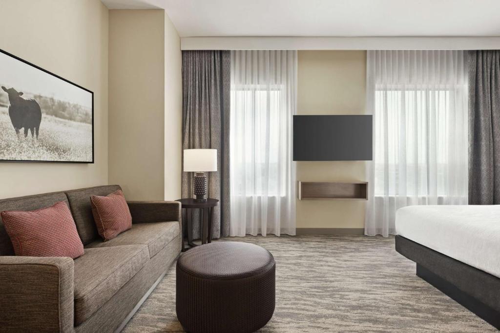 TV a/nebo společenská místnost v ubytování Embassy Suites by Hilton Round Rock