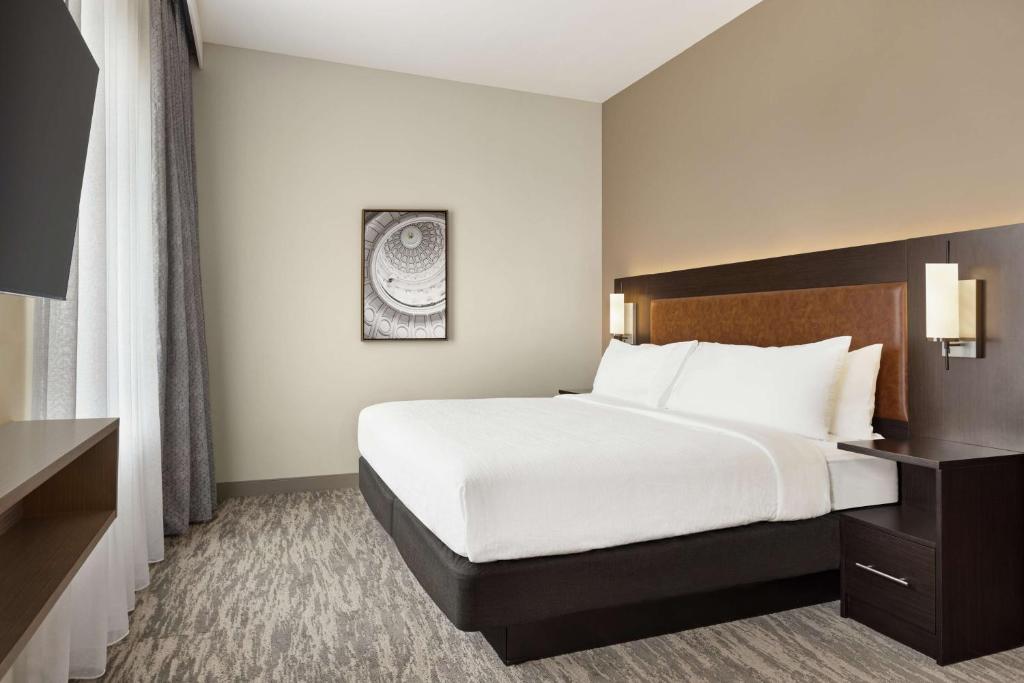 Postel nebo postele na pokoji v ubytování Embassy Suites by Hilton Round Rock