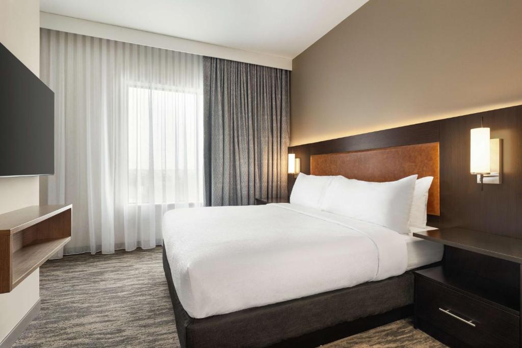 Postel nebo postele na pokoji v ubytování Embassy Suites by Hilton Round Rock
