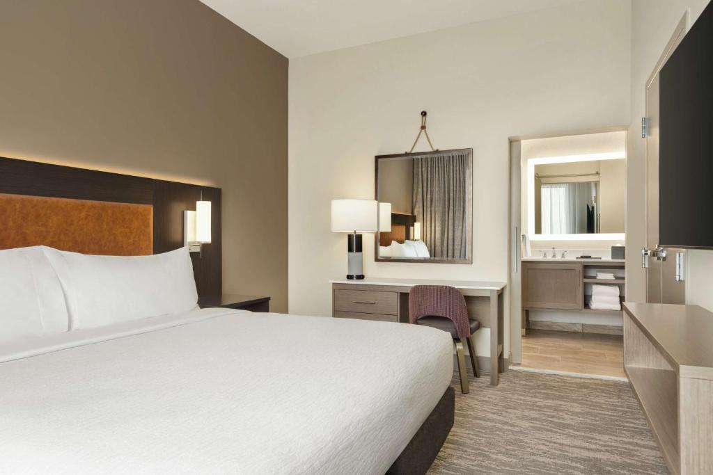 Postel nebo postele na pokoji v ubytování Embassy Suites by Hilton Round Rock