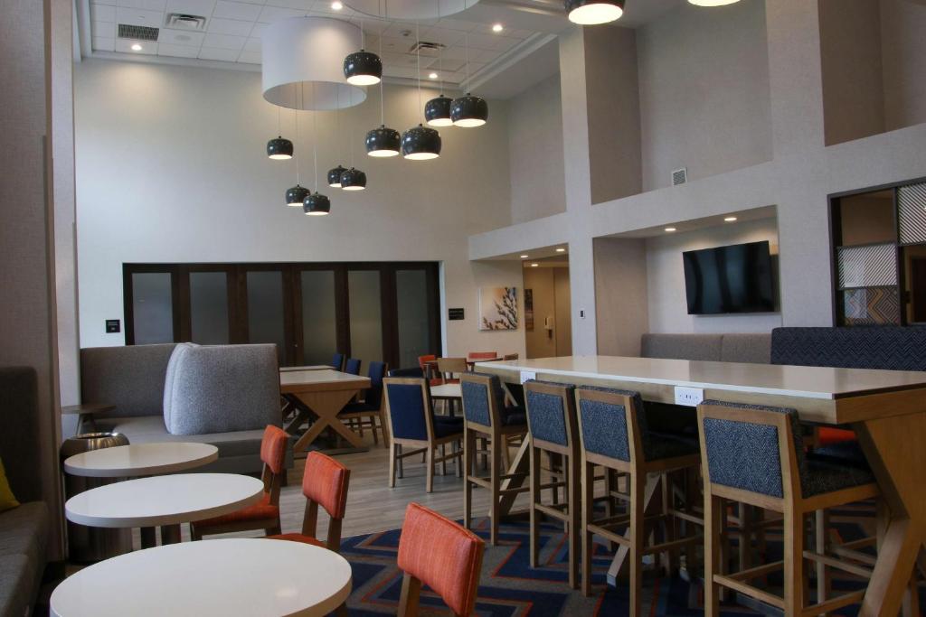 TV a/nebo společenská místnost v ubytování Hampton Inn & Suites Olean, Ny