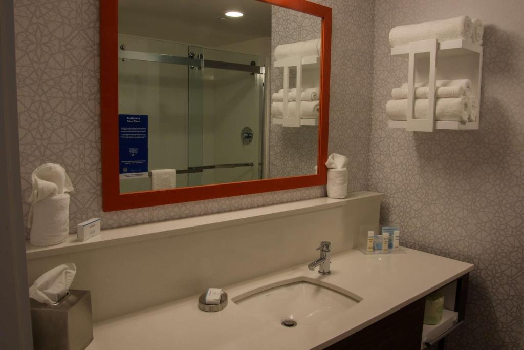 Koupelna v ubytování Hampton Inn & Suites Olean, Ny