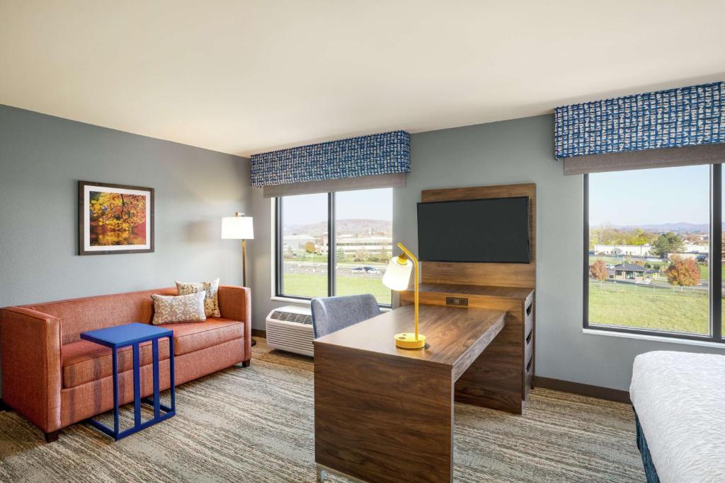 TV a/nebo společenská místnost v ubytování Hampton Inn & Suites Olean, Ny