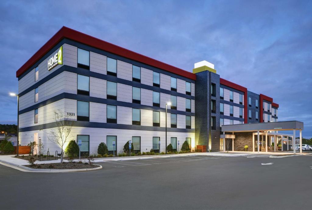 Un gran edificio con un estacionamiento enfrente. en Home2 Suites by Hilton Blacksburg University, en Blacksburg
