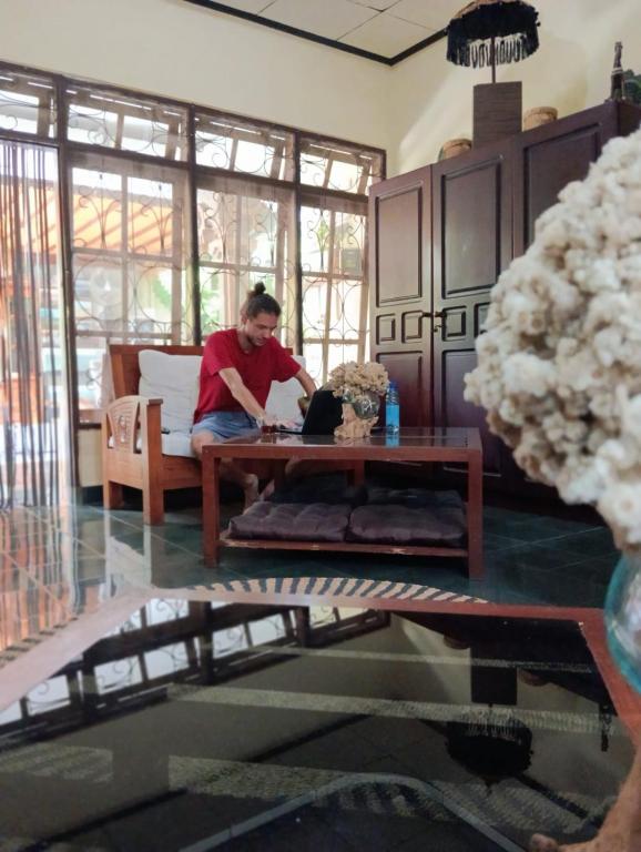 Posezení v ubytování Coliving Bali SWEET HOME Kost Lengkap di Tabanan Kota