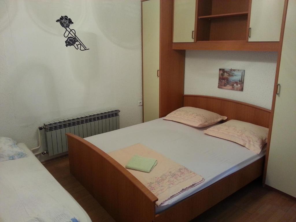 een kleine slaapkamer met 2 bedden in een kamer bij Školjka 5 in Crikvenica