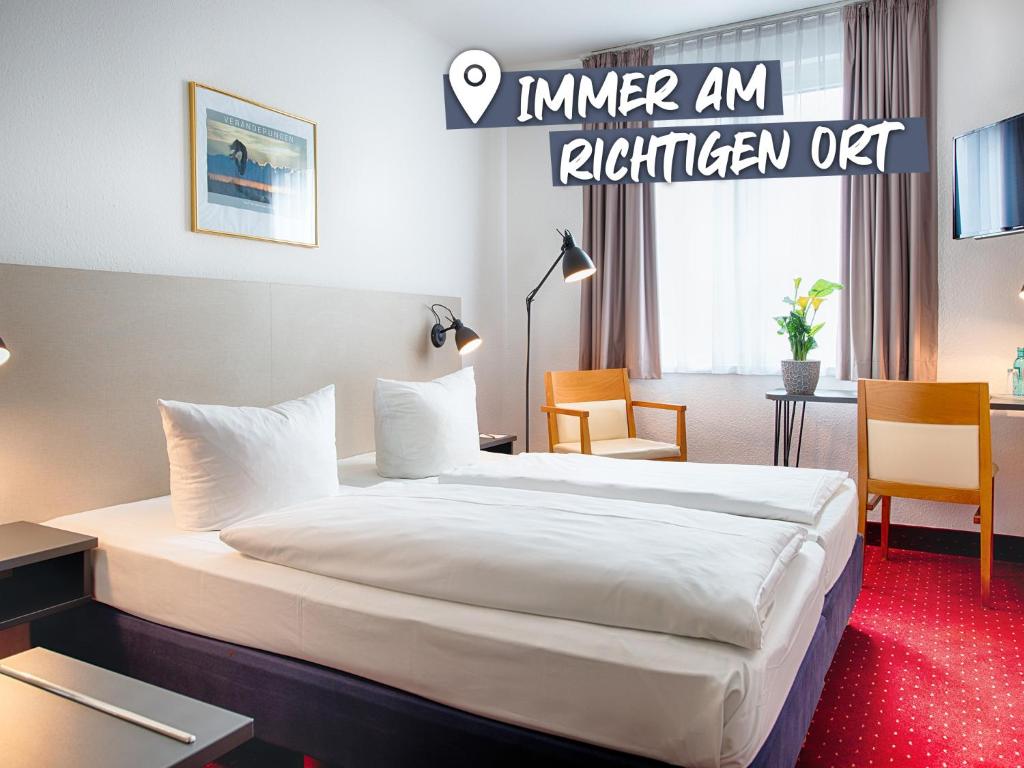 ACHAT Hotel Chemnitz في شيمنيتز: غرفة فندق بسرير في غرفة