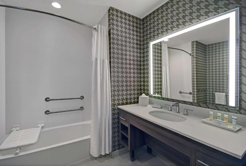 Koupelna v ubytování Home2 Suites by Hilton Houston Medical Center, TX