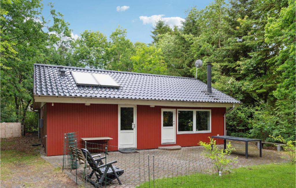 Ansagerにある4 Bedroom Lovely Home In Ansagerの屋根に太陽光パネルを設けた赤い家