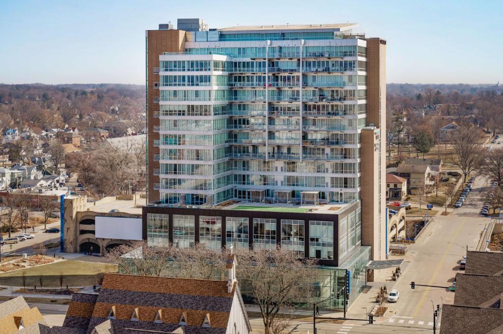 Un edificio alto con ventanas de vidrio en una ciudad. en Hotel Chauncey Iowa City, Tapestry Collection by Hilton, en Iowa City