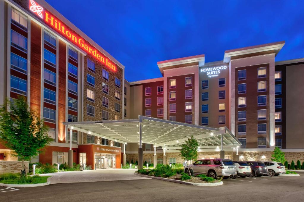 ein Hotel mit auf einem Parkplatz geparkt in der Unterkunft Hilton Garden Inn Columbus Easton, Oh in Columbus