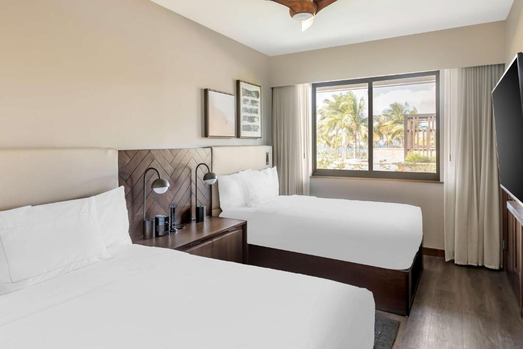 Postel nebo postele na pokoji v ubytování Hilton Grand Vacations Club Maui Bay Villas