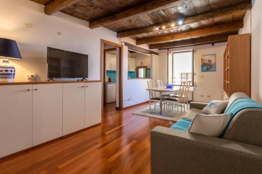 sala de estar con sofá y mesa en Apartment Cavour, en Alghero
