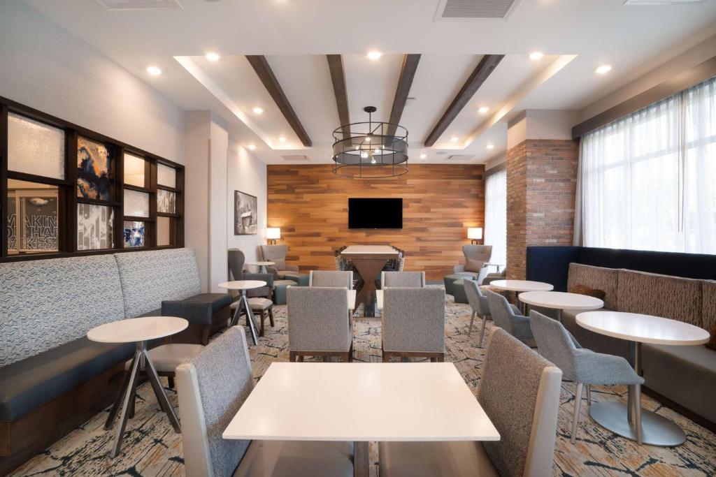 Hampton Inn Greer Greenville, Scにあるテレビまたはエンターテインメントセンター