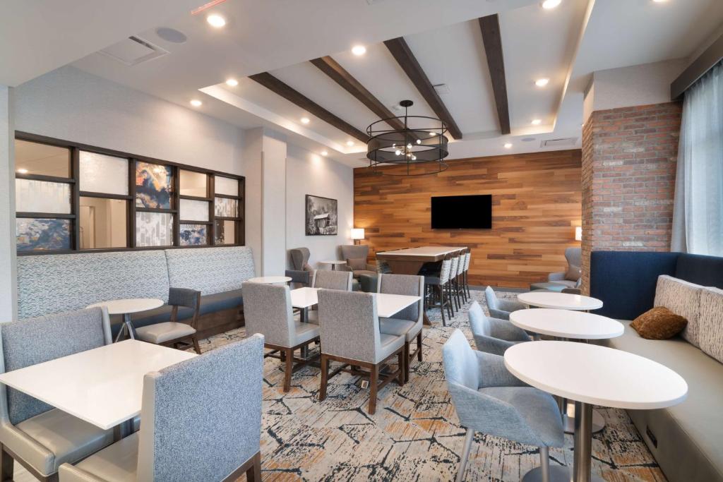 グリアにあるHampton Inn Greer Greenville, Scのテーブル、椅子、テレビ付きのレストラン