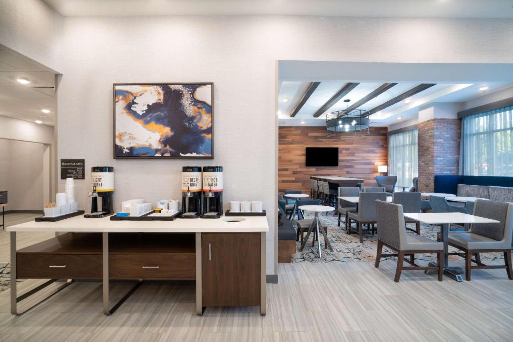 Hampton Inn Greer Greenville, Scにあるテレビまたはエンターテインメントセンター