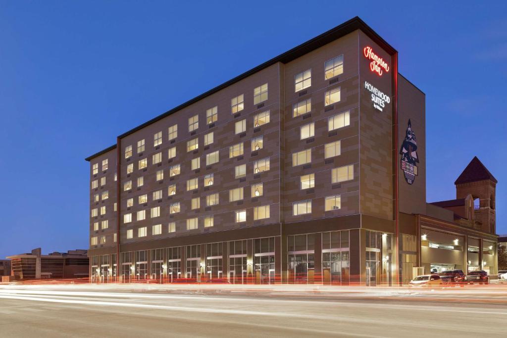 una rappresentazione di un edificio di un hotel di notte di Hampton Inn Indianapolis Downtown IUPUI a Indianapolis