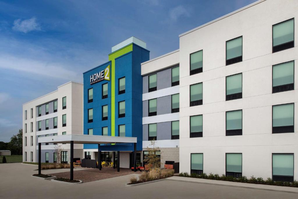 un edificio de oficinas con un edificio azul y blanco en Home2 Suites By Hilton Kenner New Orleans Arpt en Kenner
