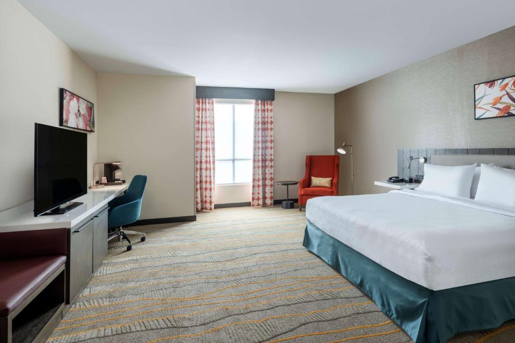 Hilton Garden Inn Chino Hills Pomona CA - King Room With Roll-In Shower - Mobility Access