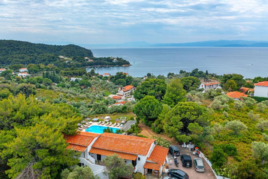 una vista aérea de un complejo con piscina y el océano en Margi House, en Skiathos