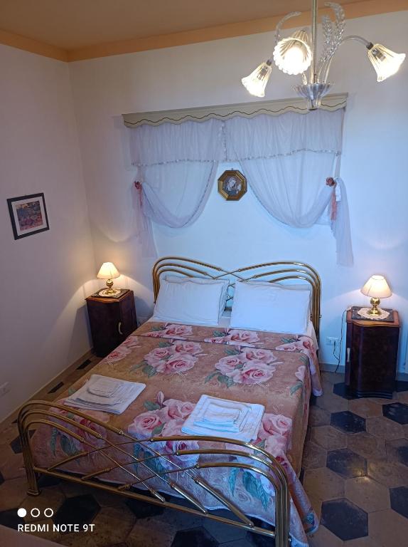 sypialnia z łóżkiem z 2 szafkami nocnymi w obiekcie Angelina Antica Dimora w mieście Terracina