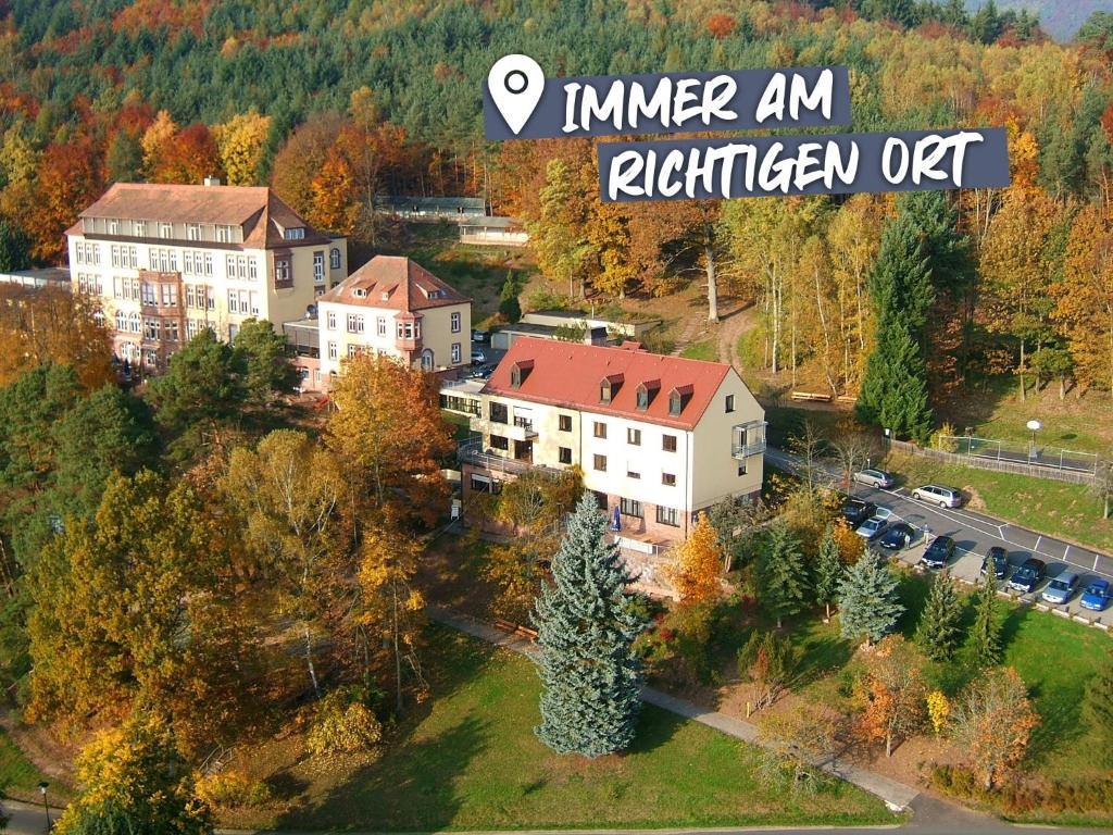 uma vista aérea de uma casa na floresta em ACHAT Hotel Franziskushöhe Lohr em Lohr