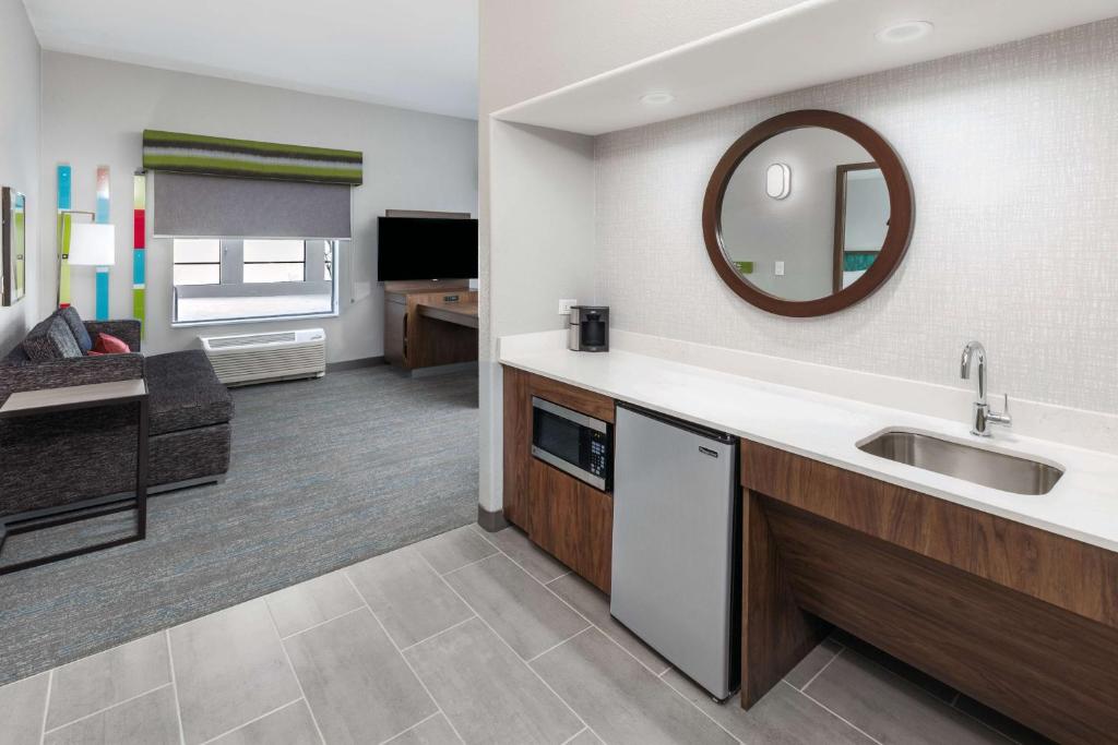 Hampton Inn & Suites Dallas I-30 Cockrell Hill, Tx photo
