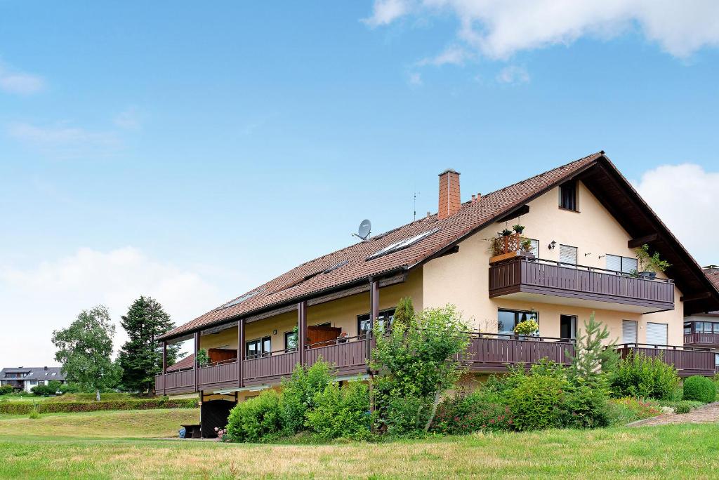 ein großes Haus mit Balkon seitlich in der Unterkunft Ado Ferienwohnung in Grafenhausen