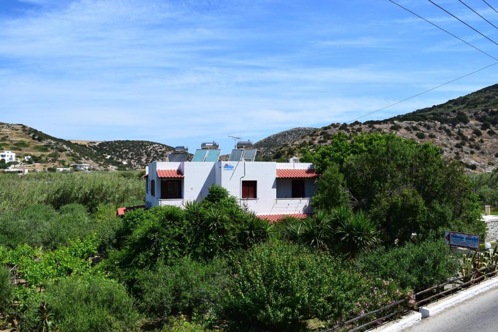 una casa blanca al lado de una carretera en Caviri, en Galissas