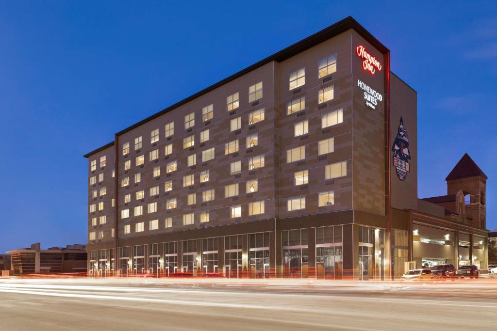 um grande edifício com uma placa no lado em Homewood Suites by Hilton Indianapolis Downtown IUPUI em Indianápolis