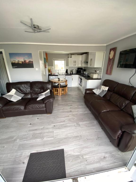 Posezení v ubytování Stunning 3 Bed Riverside Cabin in Snowdonia