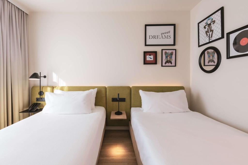 Postel nebo postele na pokoji v ubytování Hampton by Hilton Konstanz
