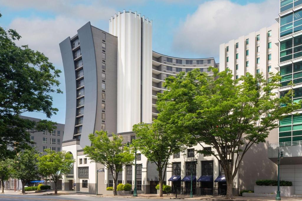 een hoog wit gebouw met bomen ervoor bij DoubleTree by Hilton Silver Spring Washington DC North in Silver Spring