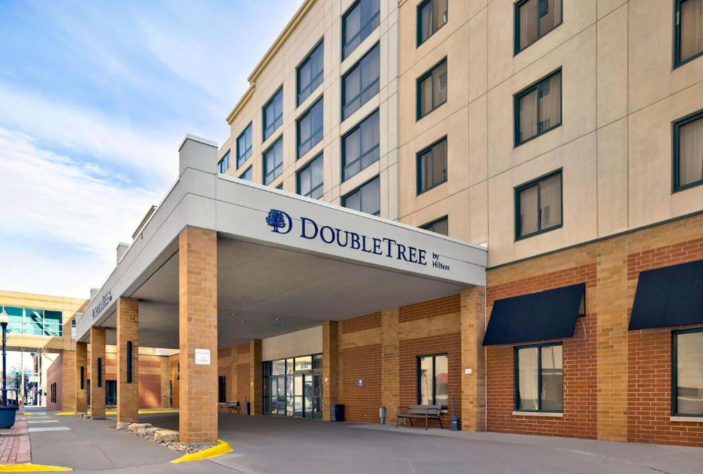 un edificio con una señal de árbol de Dohridge en él en DoubleTree by Hilton Davenport, en Davenport