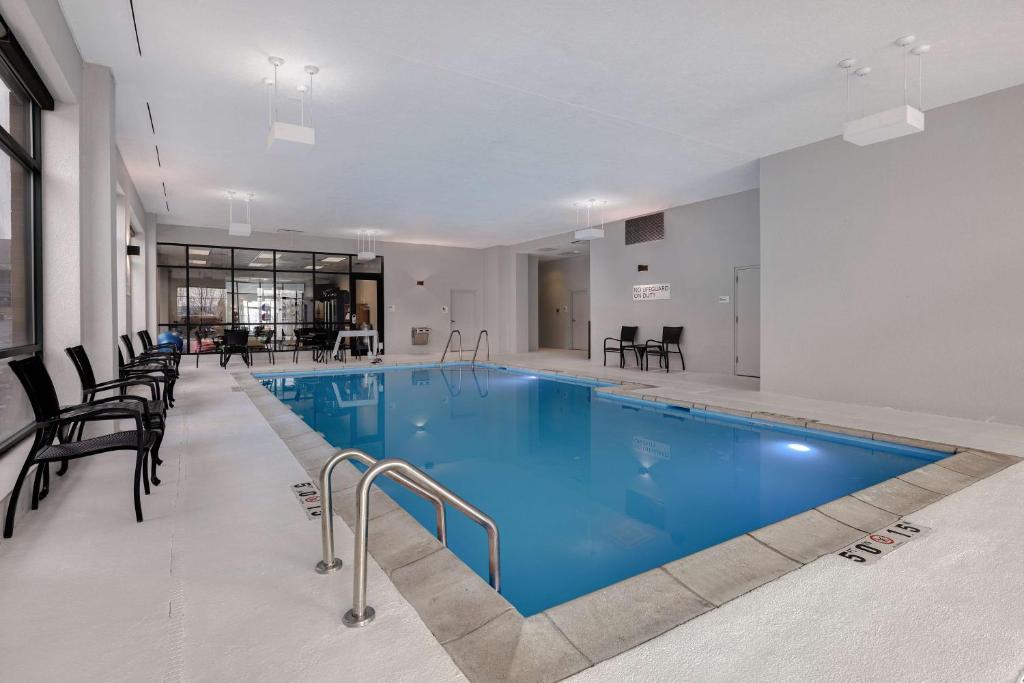 Bazén v ubytování DoubleTree by Hilton Davenport nebo v jeho okolí