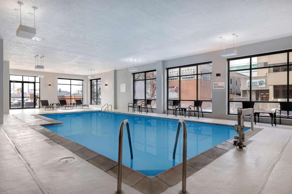 Bazén v ubytování DoubleTree by Hilton Davenport nebo v jeho okolí