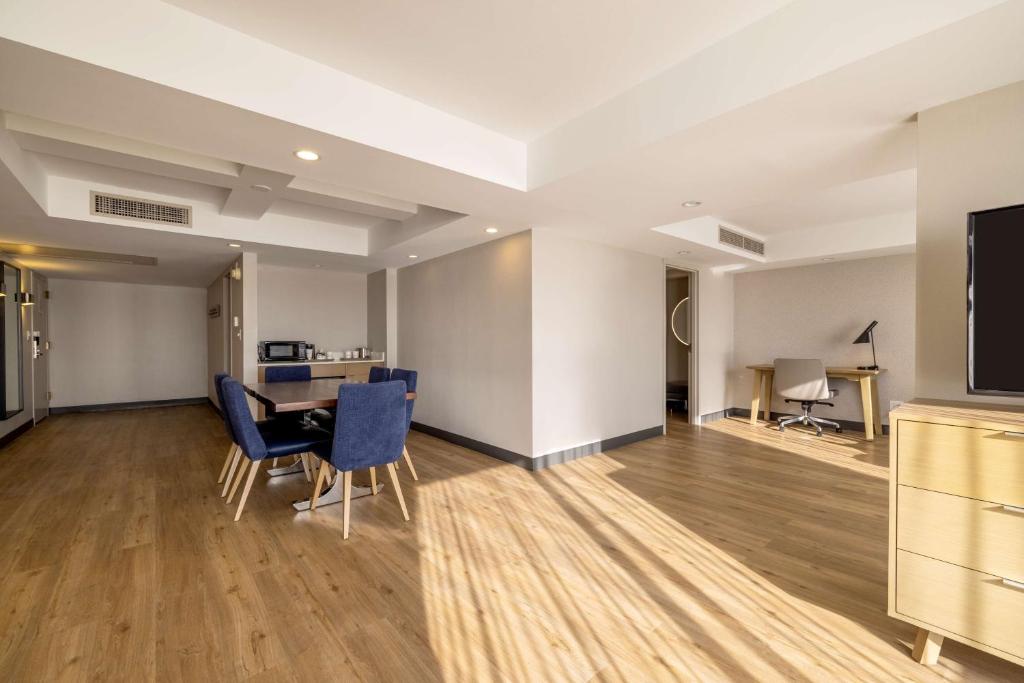 TV a/nebo společenská místnost v ubytování DoubleTree by Hilton Davenport